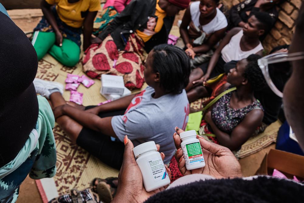 Jacqueline Zulu, responsable de la promotion de la santé chez MSF, tient des médicaments PREP et PEP avant de les distribuer aux travailleuses du sexe.