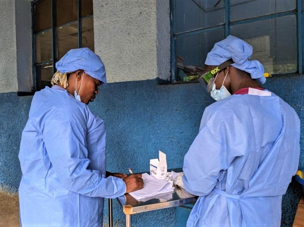 Deux agents de santé parlent à l'hôpital général de Budjala, avec le soutien de MSF. 