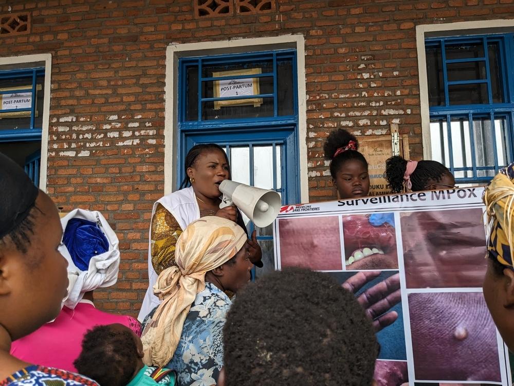 Les agents de promotion de la santé de MSF sensibilisent la population au virus Mpox dans le site de déplacés de Kanyaruchinya. Nord-Kivu, RDC, 2024 © MSF