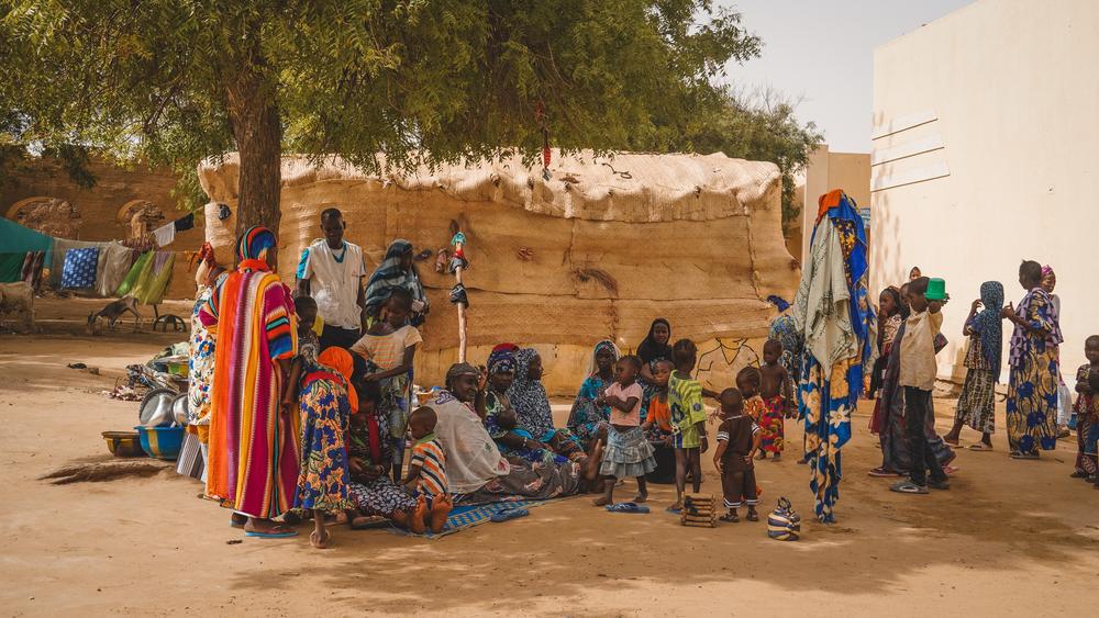 Ces femmes déplacées et leurs enfants ont été contraints de quitter le village de Mandjebougou pour se réfugier dans une école publique à Niafounke. Mali, juillet 2024 © Aichata Diakité/MSF