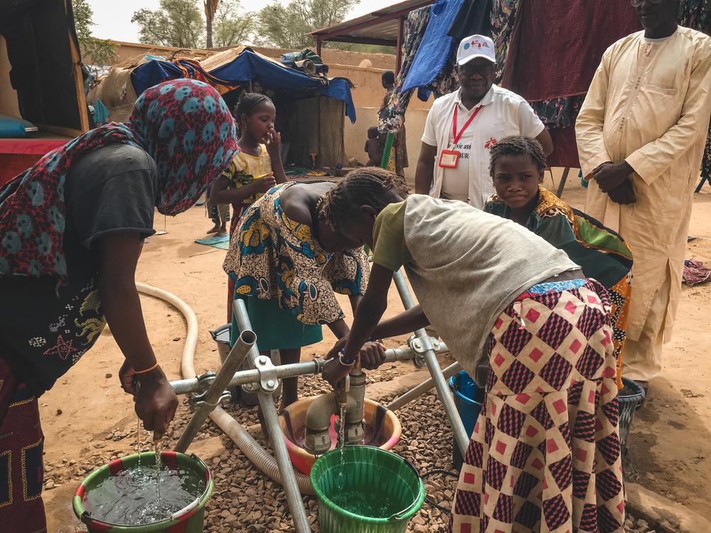 Sur le deuxième site, à l'intérieur de l'école maternelle, des filles déplacées vont chercher de l'eau à une borne-fontaine rétablie par MSF à l'arrivée des déplacés. Mali, juillet, 2024 © Aichata Diakité/MSF