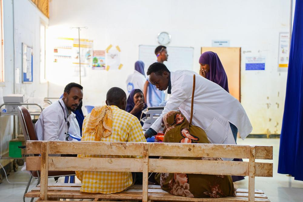 Des agents de santé s'occupent des patients dans le service ambulatoire de l'hôpital régional de Bay, soutenu par MSF, à Baidoa, en Somalie.