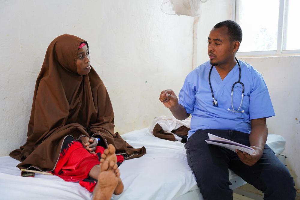 Le Dr Abdullahi Yussuf, directeur médical de l'hôpital régional de Bay, parle à Abaay Haji Nunow, une mère de 30 ans venue chercher des soins médicaux à l'hôpital régional de Bay