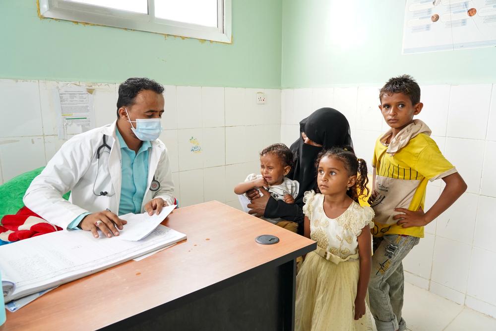 Après que l'infirmière ait prit ses signes vitaux et réalisé d’autres tests, Noor, comme d’autres patients, se rend chez le médecin.