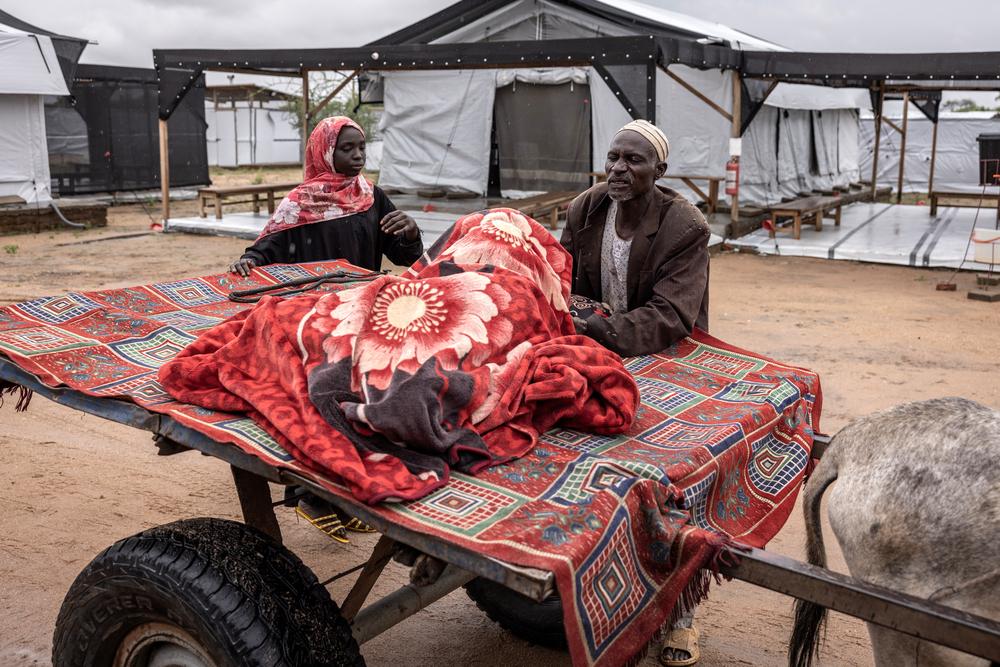 Sena Mahoobg, 16 ans (à gauche) arrive avec sa mère, Amna Abdurahman, 35 ans, et un conducteur de charrette à âne qui les a transportées aux urgences de l'hôpital MSF de Metche.