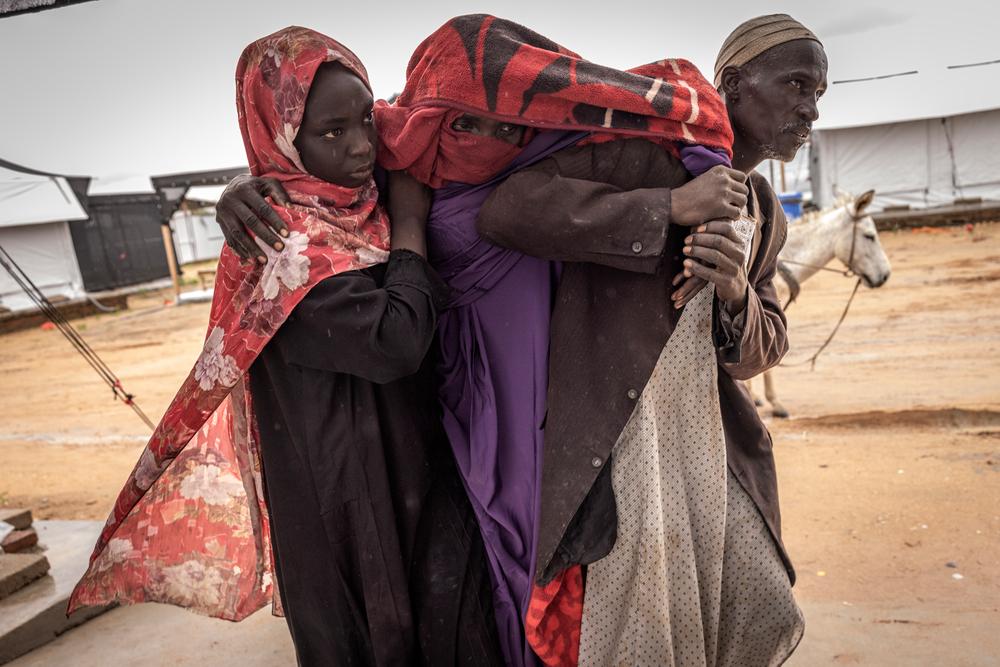 Sena Mahoobg, 16 ans (à gauche) arrive avec sa mère, Amna Abdurahman, 35 ans, et un conducteur de charrette à âne qui les a transportées aux urgences de l'hôpital MSF de Metche, dans l'est du Tchad, le 8 août 2024.