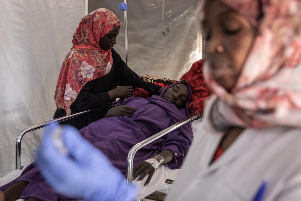 Une infirmière prépare une seringue avec des médicaments pour Amna Abdurahman, 35 ans, qui a été admise aux urgences de l'hôpital MSF souffrant de fièvre et de gastro-entérite.