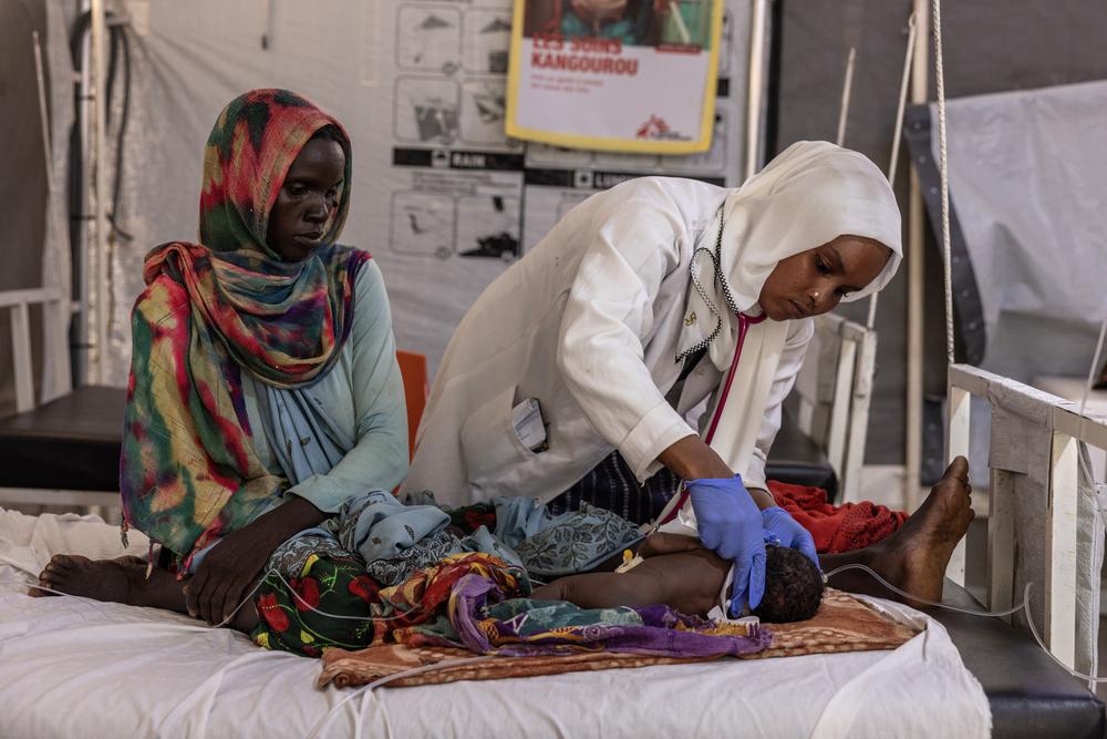 La médecin soudanaise Faiza Hamed Hangata, 24 ans, originaire d’El Geneina au Darfour, examine un enfant dans le service pédiatrique de l’hôpital MSF de Metche, dans l’est du Tchad, le 7 août 2024. 