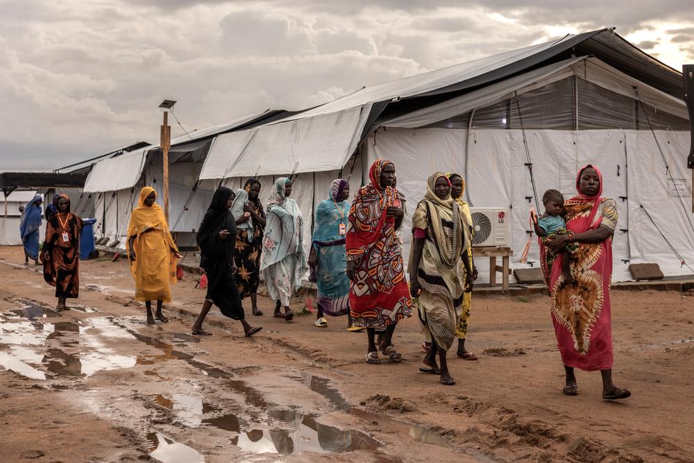 Femmes et enfants à l’hôpital MSF de Metche, dans l’est du Tchad, le 7 août 2024. Le camp de Metche accueille environ 40 000 réfugiés soudanais qui ont fui les violences au Darfour. Finbarr O’Reilly/VII Photo.
