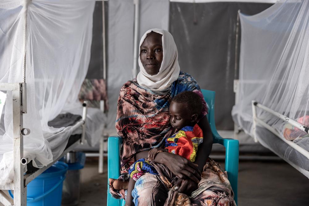 Une mère et son enfant à l'intérieur du centre nutritionnel thérapeutique pour enfants malnutris de l'hôpital MSF de Metche, dans l'est du Tchad, le 7 août 2024.