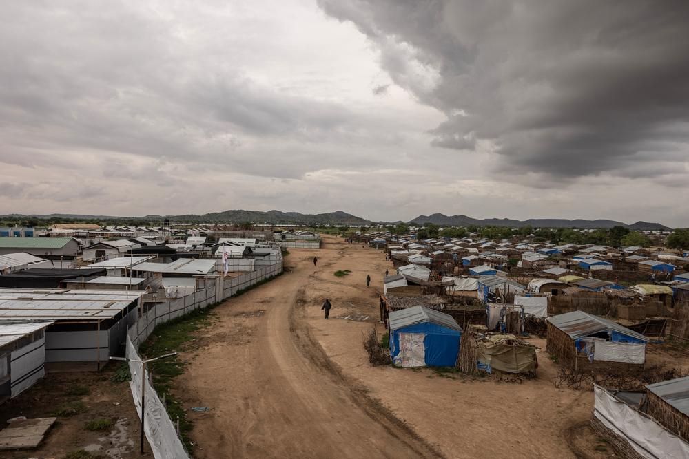 Vue générale de l’hôpital MSF (à gauche) et du camp de réfugiés de Metche, dans l’est du Tchad, le 7 août 2024. Le camp de Metche accueille environ 40 000 réfugiés soudanais qui ont fui les violences au Darfour. Finbarr O’Reilly/VII Photo.