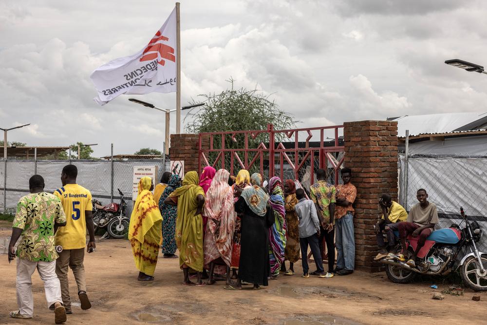 Des femmes attendent d’entrer dans l’hôpital MSF de Metche, dans l’est du Tchad, le 7 août 2024. Le camp de Metche accueille environ 40 000 réfugiés soudanais qui ont fui les violences au Darfour. Finbarr O’Reilly/VII Photo.