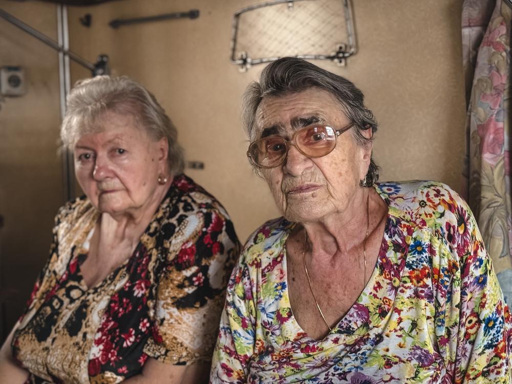 Raisa Epshtein, une habitante de Myrnohrad âgée de 83 ans qui a récemment subi un accident vasculaire cérébral