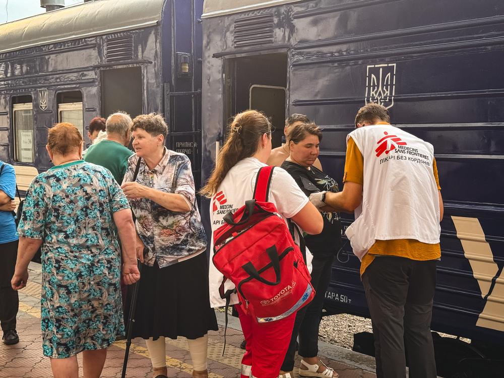 L'équipe médicale de MSF porte assistance aux passagers qui attendent le train à Pokrovsk