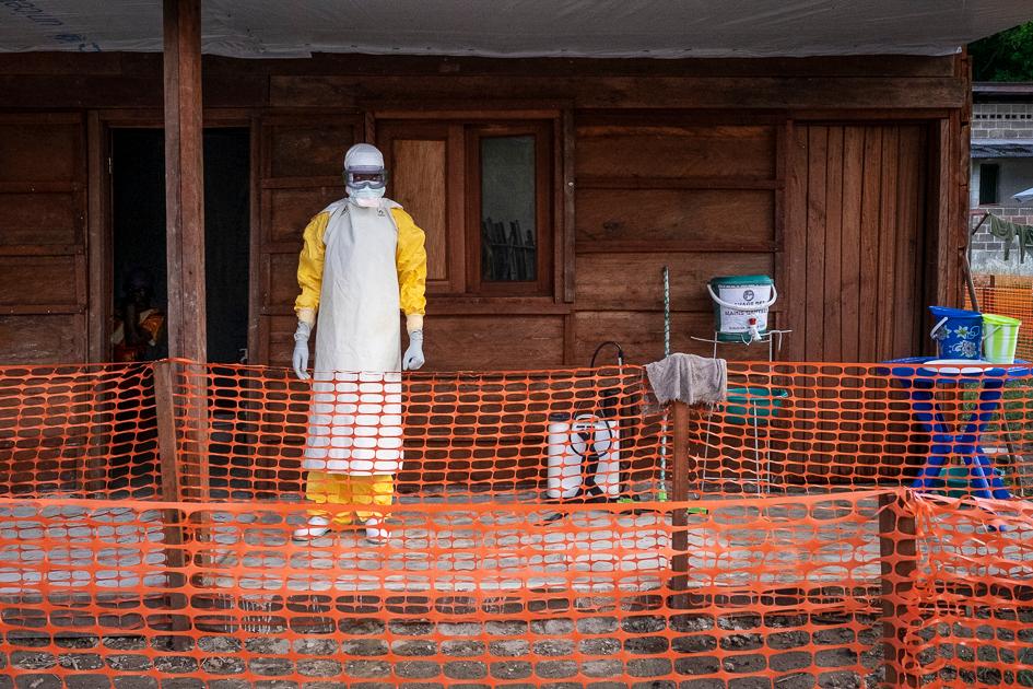 Un infirmier de l'hôpital général de référence de Lotumbe a enfilé son équipement de protection individuelle et s'apprête à rendre visite à un cas suspect d'Ebola qui vient d'être admis au Centre de Traitement Ebola (CTE).