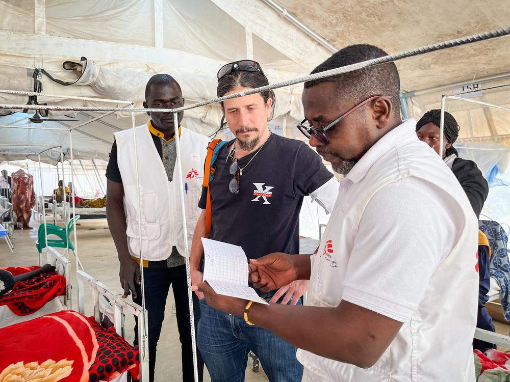 Stephen Cornish, directeur général de MSF en visite à l'hôpital géré par MSF dans le camp de réfugiés d'Adré, à l'est du Tchad.