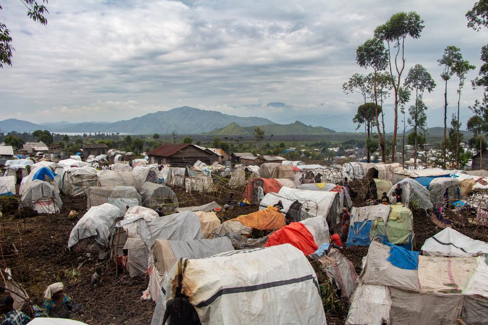 En contrebas, à l'ouest, un camp de combattants a été installé et, la nuit, ils échangent des coups de feu qui effraient la population civile déplacée.