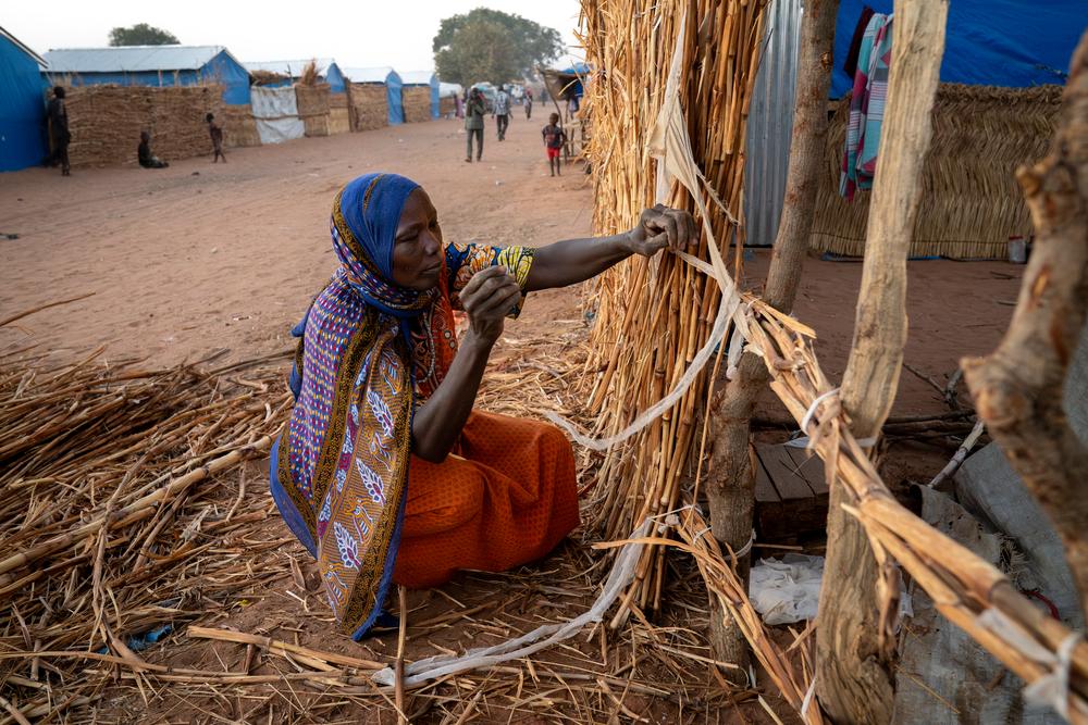 Des réfugiés construisent leurs abris dans le camp de réfugiés d'Aboutengue, région du Ouaddaï, Tchad.