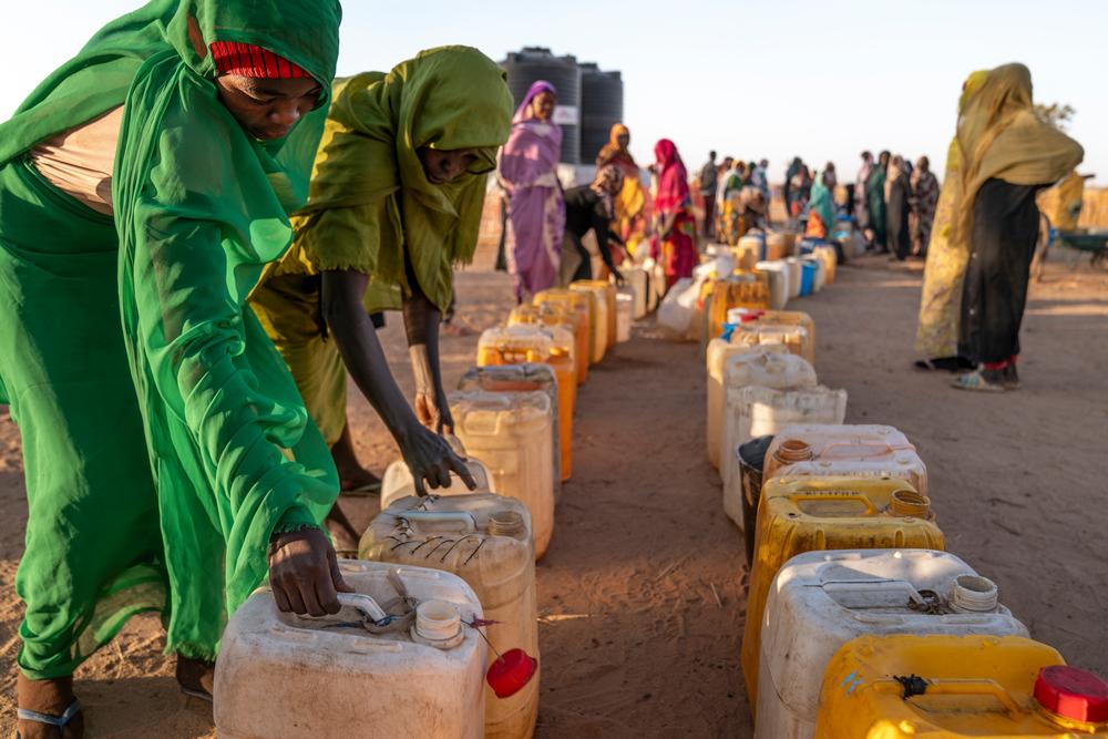 Des réfugiés soudanais attendent leur tour pour aller chercher de l'eau potable à un point d'eau fourni par MSF dans le camp de réfugiés d'Aboutengue