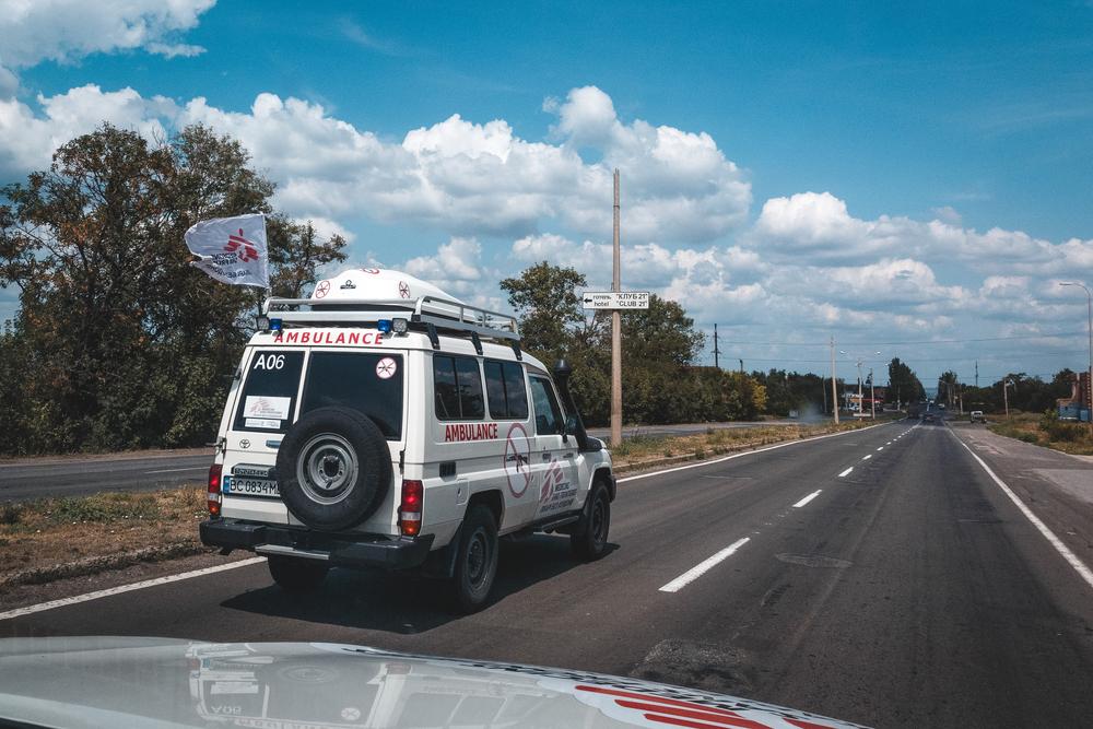 Une ambulance évacue un patient dans un état critique de Druzhkivka, dans la région de Donetsk, vers l'hôpital de Dnipro, dans la région de Dnipropetrovsk. © Olexandr Glyadyelov