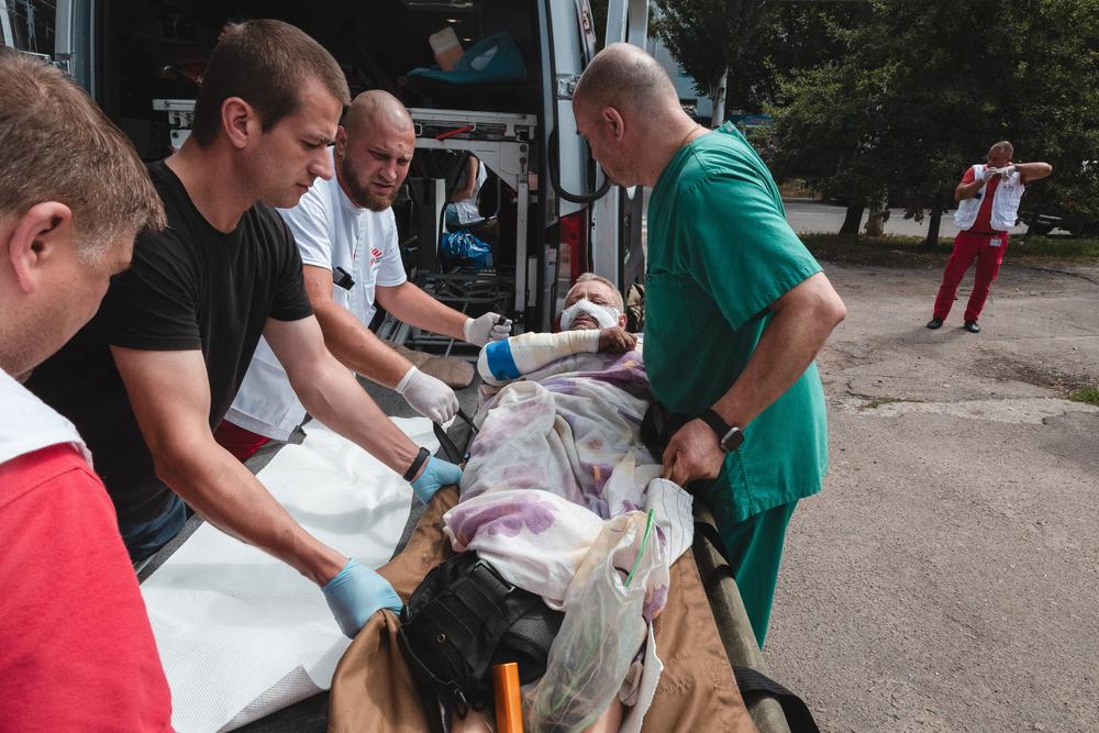 Ihor, 52 ans, a été victime d'une explosion. Le patient a des côtes cassées, ce qui l'empêche de respirer, et des brûlures aux jambes et aux mains. Ihor se souvient avoir été blessé par une mine. Il est difficile de se souvenir des événements de cette journée.