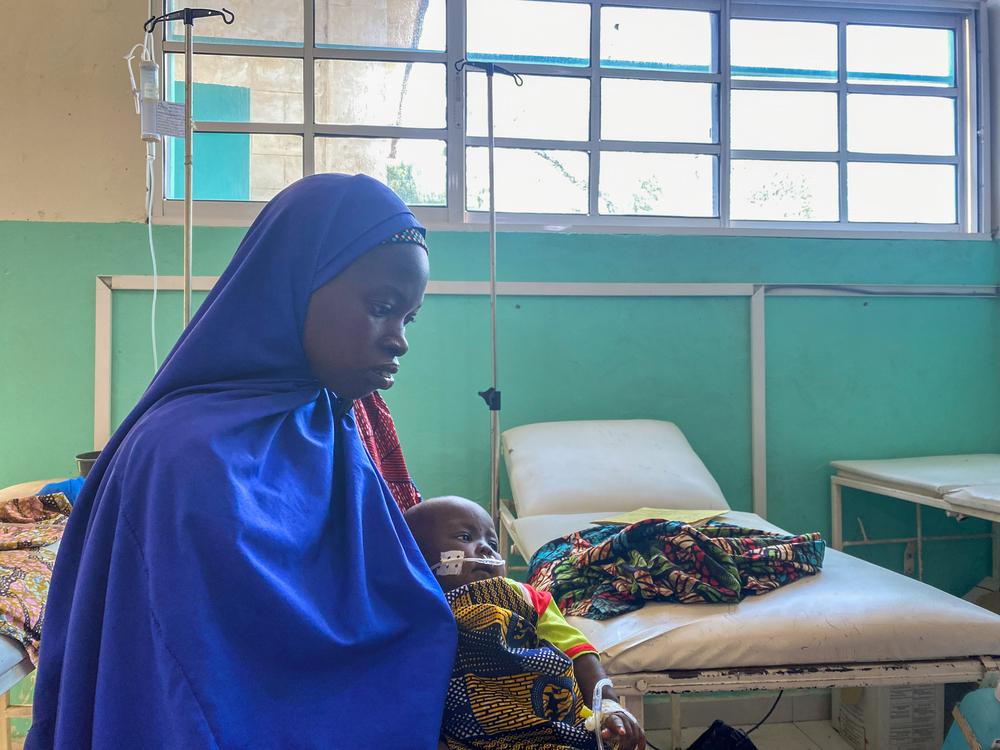 Hassan, le bébé de Safia Mamane, a été admis à l'unité de soins intensifs (USI) il y a deux jours. Il a été diagnostiqué comme souffrant de malnutrition et de paludisme. Les premiers symptômes du bébé ont été une forte fièvre, de la diarrhée et de l'anémie. © Eloge Mbaihondoum/MSF