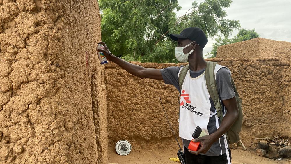 Un chef d'équipe marque une maison à l'encre pour indiquer qu'elle a déjà été pulvérisée. Cela permet de suivre l'évolution de la campagne de pulvérisation dans les villages. © Eloge Mbaihondoum/MSF