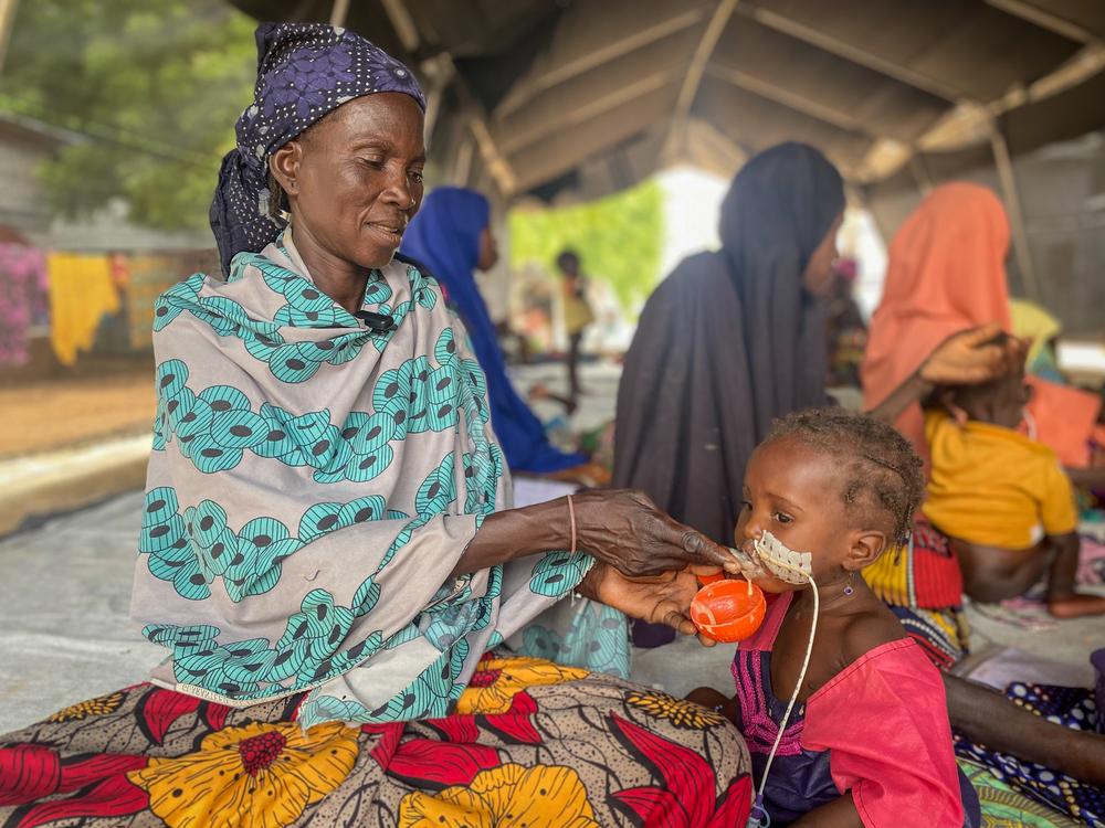 "My name is Yahanatou, I live in Magaria. My granddaughter Rahiba is sick, so I took her to the hospital for treatment" © Eloge Mbaihondoum/MSF