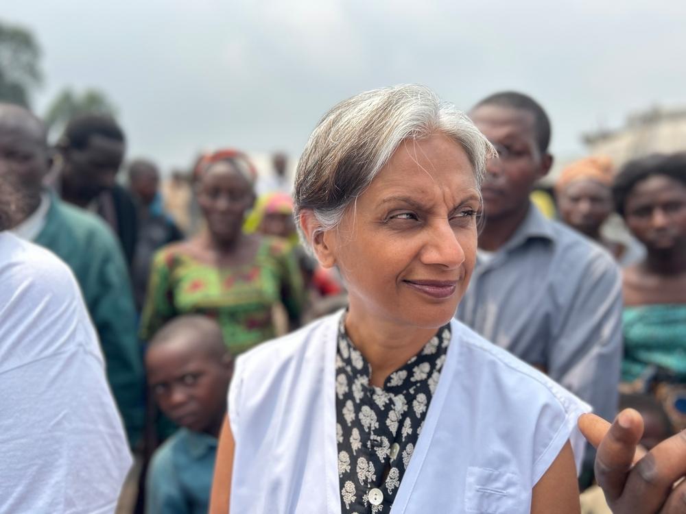 La directrice général de MSF, le Dr Tejshri Shah, dans un camp de déplacés à la périphérie de Goma.