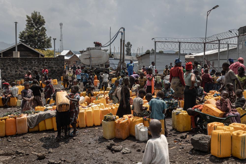 Point centralisé de distribution d'eau dans le camp de déplacés Kanyaruchinya utilisé par MSF pour distribuer de l'eau propre et former sur les bonnes pratiques d'hygiène.