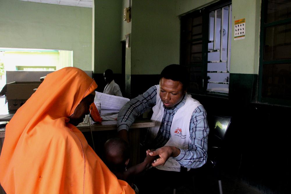 L'infirmier MSF Isa Dauda prend les signes vitaux d'un patient au triage du centre d'alimentation thérapeutique pour patients hospitalisés de l'hôpital général de Zurmi, dans l'État de Zamfara.