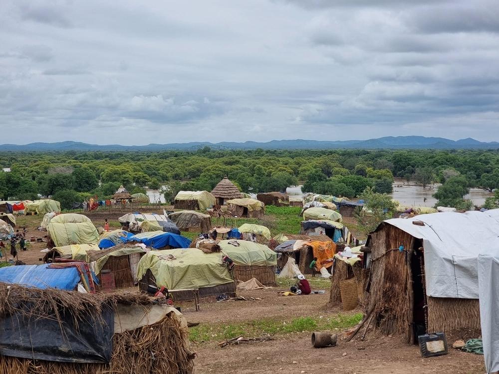 Abris de fortune sur l'un des sites de déplacés, « La Colline », entouré par l'oued Bahr Azoum.