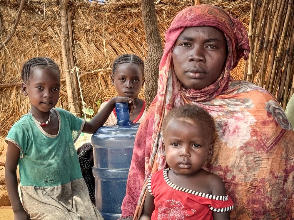 Portrait d'Aziza Idriss et de trois de ses enfants.