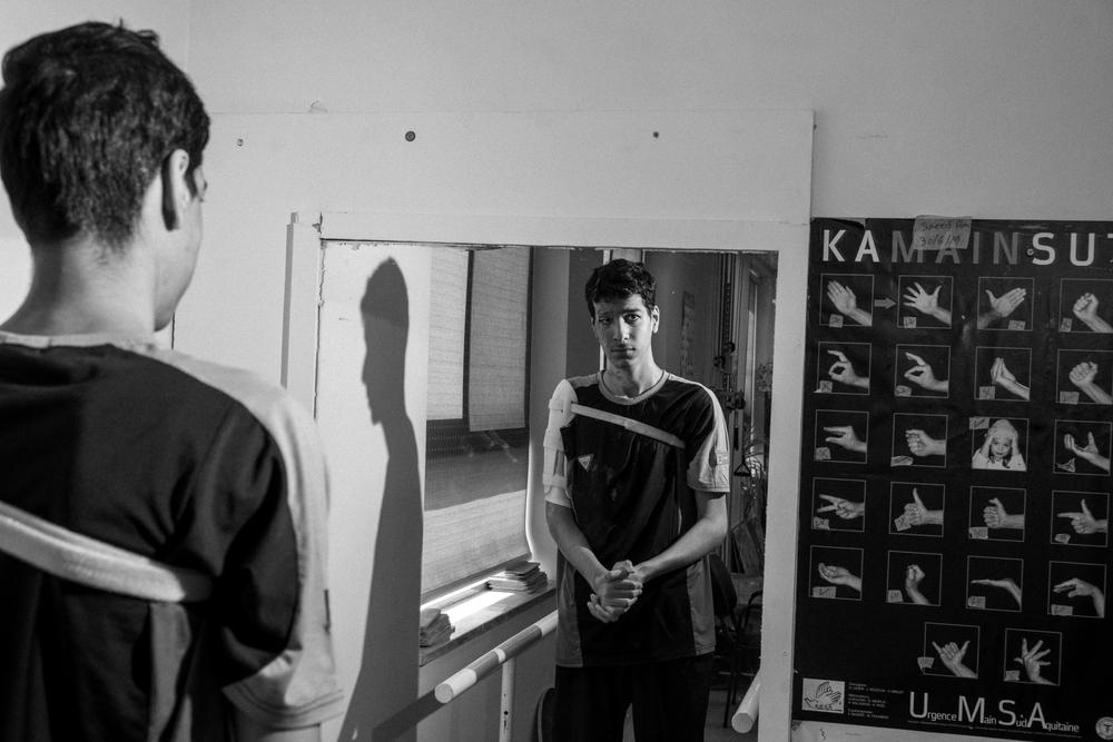 Karam, 17 ans, du camp de Nuseirat, dans le centre de Gaza, lors d'une séance de physiothérapie à l'hôpital de chirurgie reconstructive de MSF à Amman, en Jordanie. 