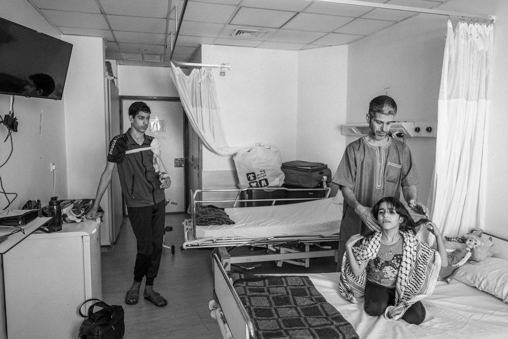 Ziad, 52 ans, avec sa fille de 7 ans, Ghena, et son fils de 17 ans, Karam, dans la chambre d'hôpital qu'ils partagent à l'hôpital de chirurgie reconstructive de MSF à Amman, en Jordanie.