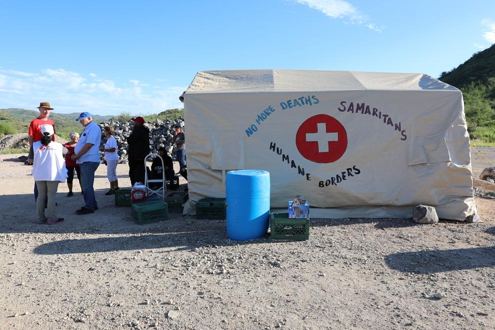 Belen Ramirez, coordinatrice du projet, discute avec des volontaires des Samaritains au camp de End of the Wall.