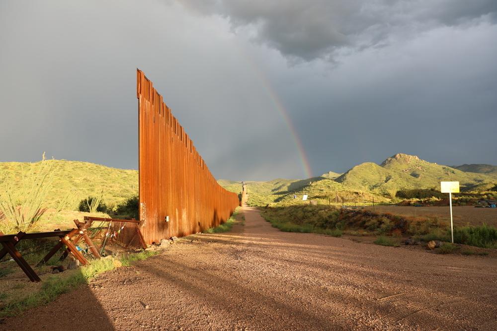 Le mur qui sépare les États-Unis du Mexique se termine et une clôture à hauteur de poitrine continue de marquer la frontière entre les États-Unis et le Mexique. 