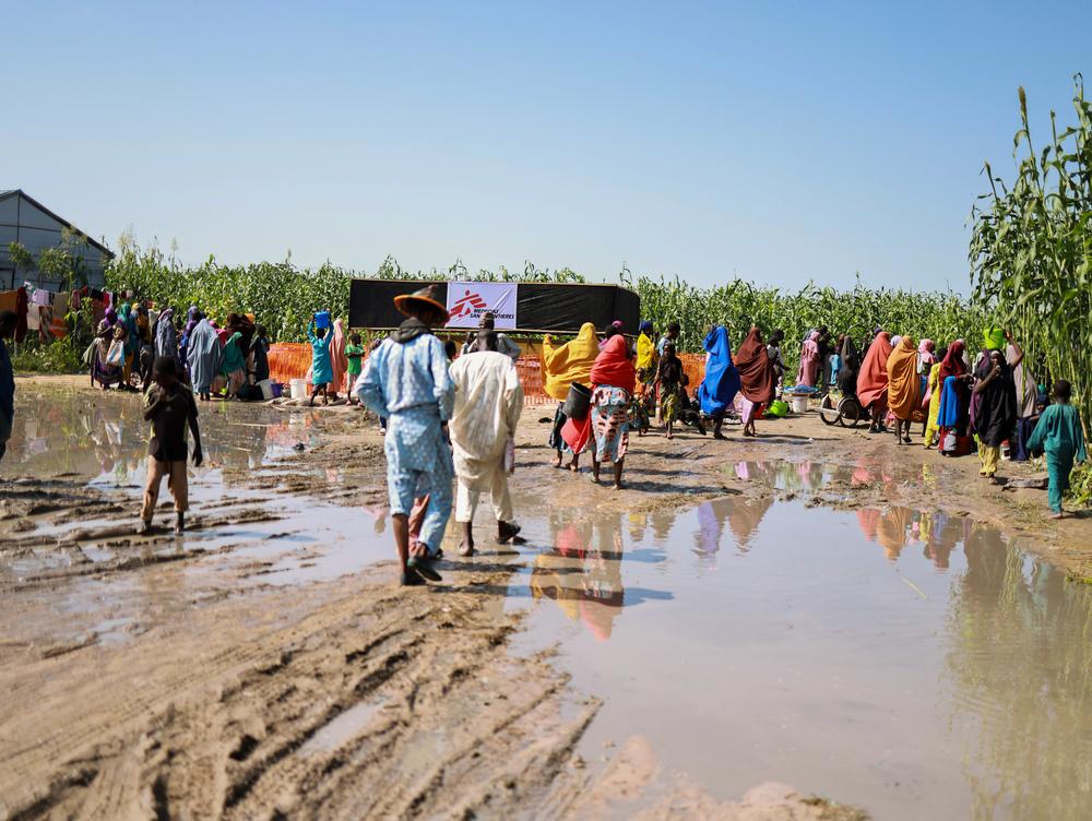 Des personnes déplacées entrent dans le camp de Teachers Village, l'un des 30 camps où les personnes déplacées par les inondations ont trouvé refuge à Maiduguri, dans le nord-est du Nigeria.