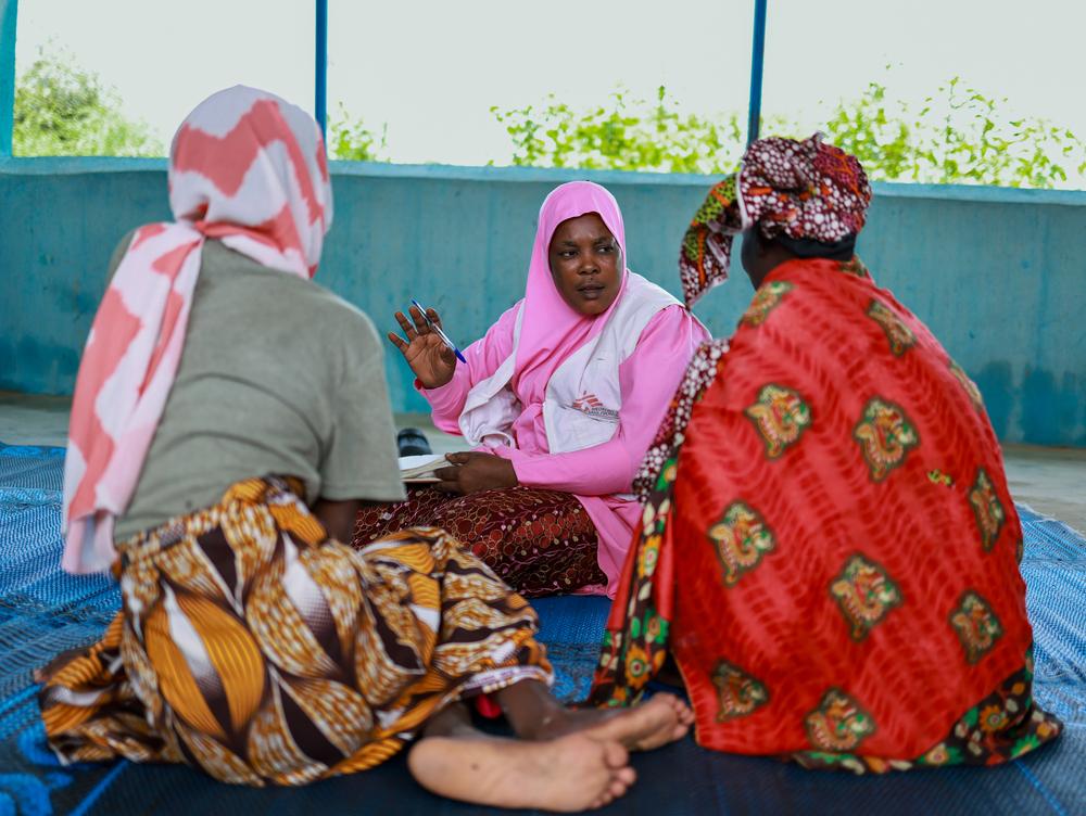 Une conseillère en santé mentale de MSF dispense une séance aux habitants du camp des enseignants déplacés en raison des inondations, l'un des nombreux camps où sont actuellement hébergées les victimes de cette crise à Maiduguri.