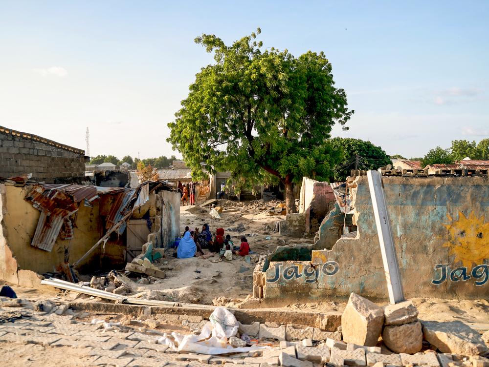 Des personnes dans un complexe détruit par les inondations à Maiduguri, dans l'État de Borno, au nord-est du Nigéria. 