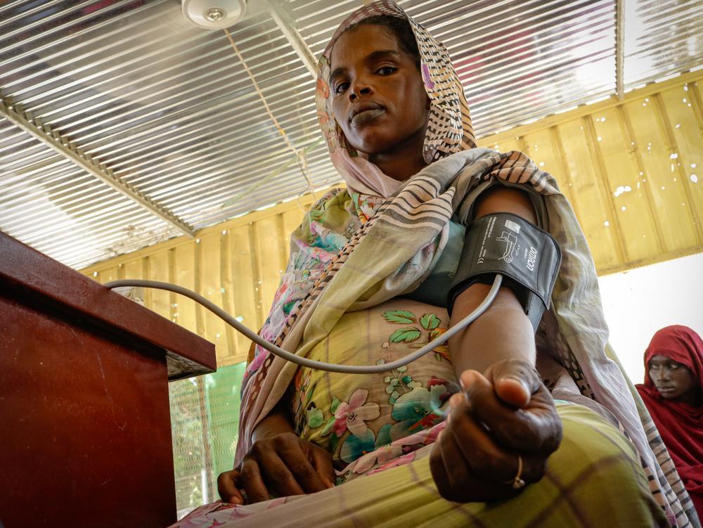 Fadila Mohammed Abdullah, 28 ans, réside dans la ville de Nyala. Elle vient régulièrement pour des examens de contrôle et reçoit des soins de santé à l'hôpital universitaire de Nyala en raison de son accessibilité et de la disponibilité des services.