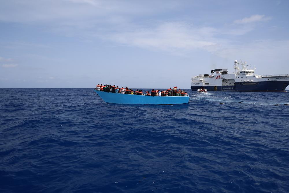 Dans l'après-midi, 109 personnes ont été secourues dans une deuxième embarcation en bois surchargée en Méditerranée. Elles fuyaient la Libye.