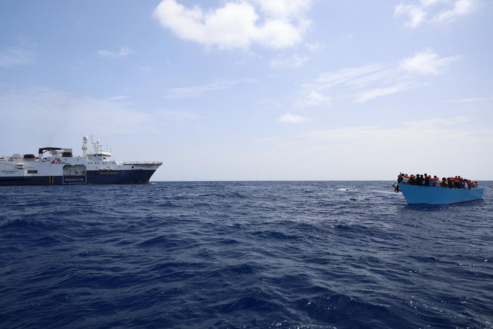 Dans l'après-midi, 109 personnes ont été secourues dans une deuxième embarcation en bois surchargée en Méditerranée. Elles fuyaient la Libye.