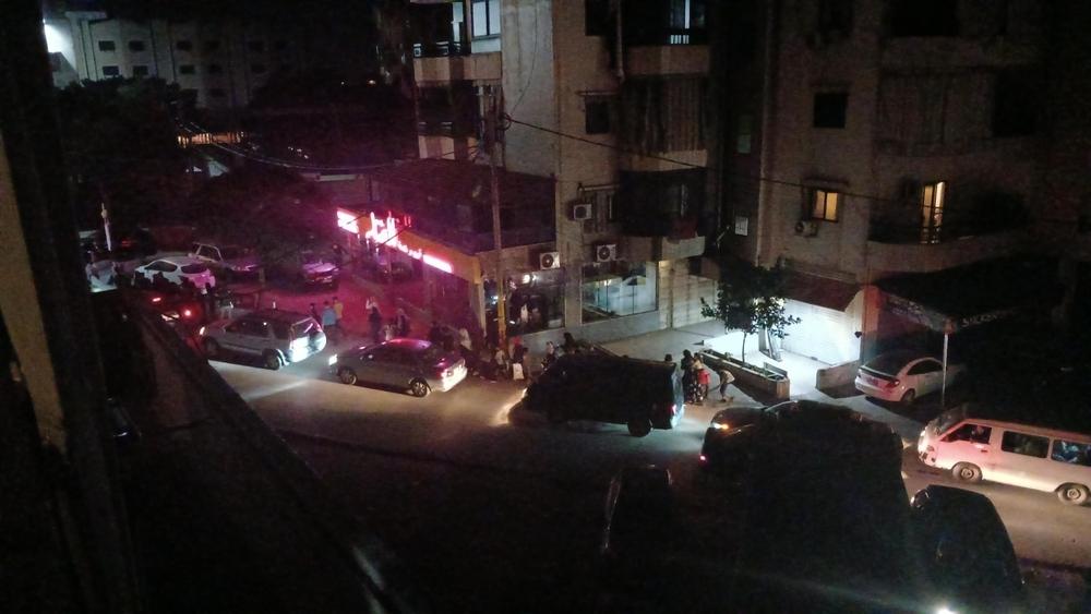 Vue de personnes fuyant après une nuit de bombardements israéliens agressifs sur des zones densément peuplées du sud de Beyrouth.