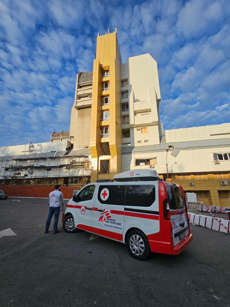 Ambulance face à l'hôpital de Dnipro, Ukraine.