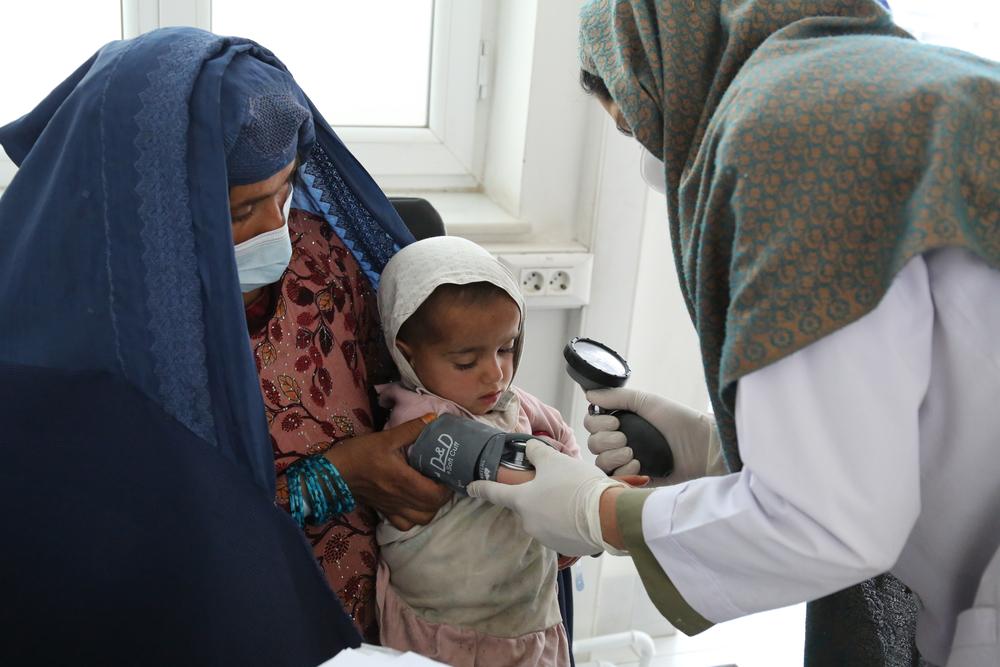 Gull Sima, 2 ans, subit un examen clinique à l'hôpital MSF DR-TB à Kandahar, Afghanistan. Mars 2022. © Lynzy Billing