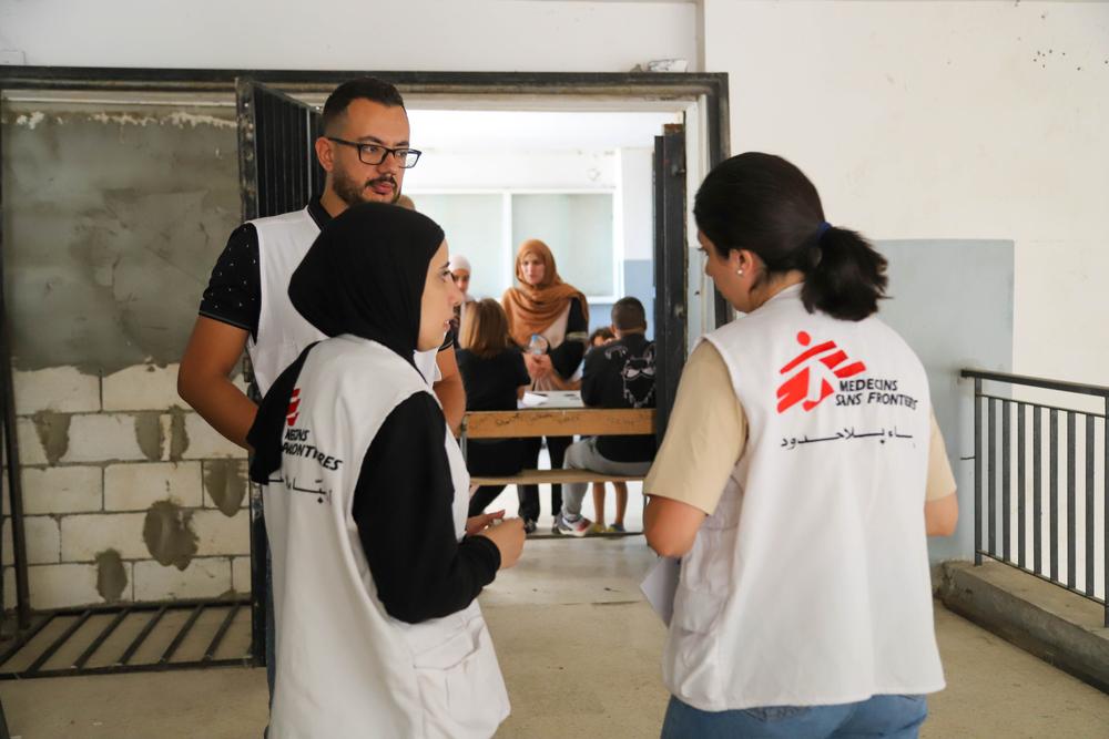 Le personnel de MSF prépare les salles de classe pour accueillir les patients dans le cadre de la clinique mobile déployée pour répondre aux besoins des personnes déplacées.