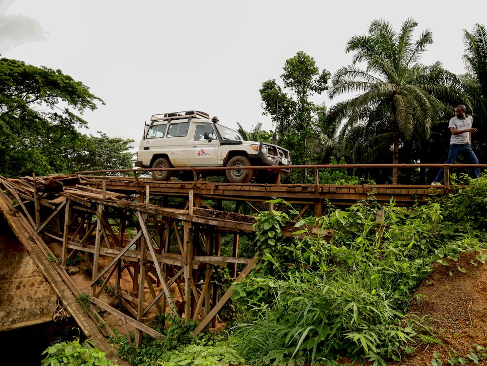 Une camionnette MSF traverse un pont en bois, à quelques pas d'un centre de soins de santé primaires que MSF soutient dans l'État de Cross River. 