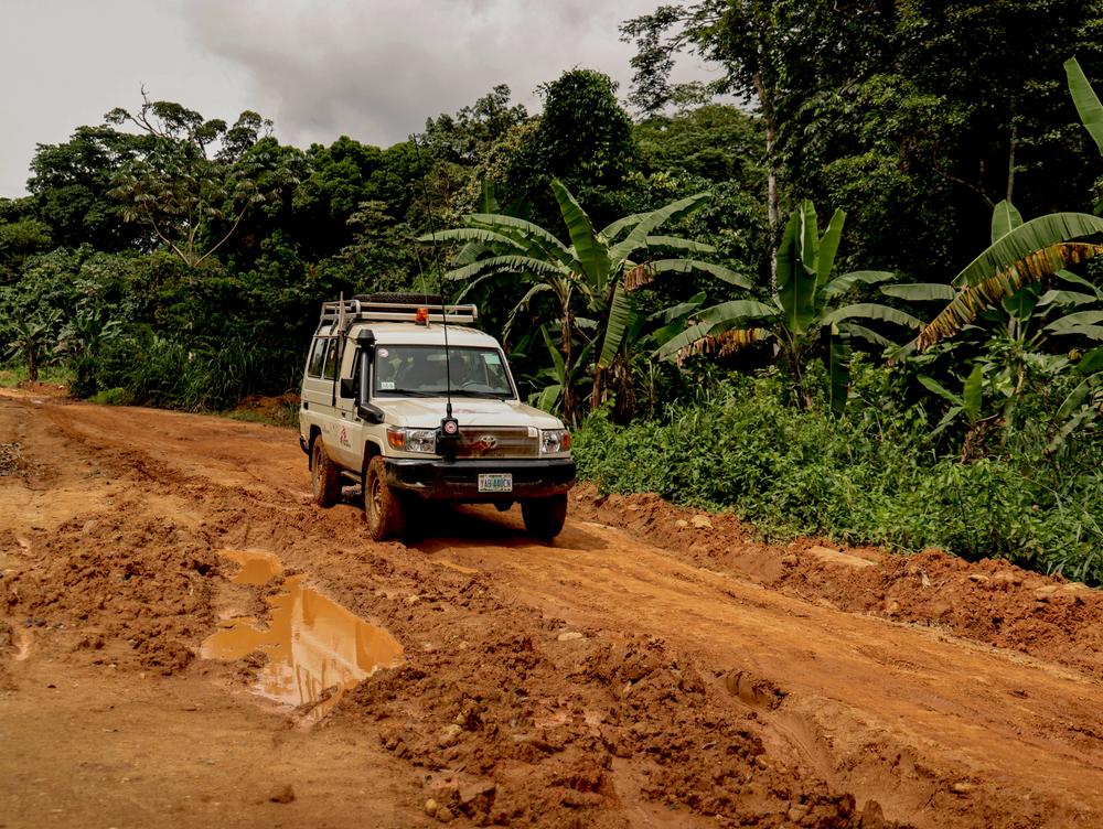 Une camionnette MSF traverse la boue pour transporter le personnel jusqu'au centre de soins de santé primaires qu'elle soutient dans les communautés d'Old Ndebeji et d'Akor, dans la zone de gouvernement local d'Akamkpa, à Cross River.