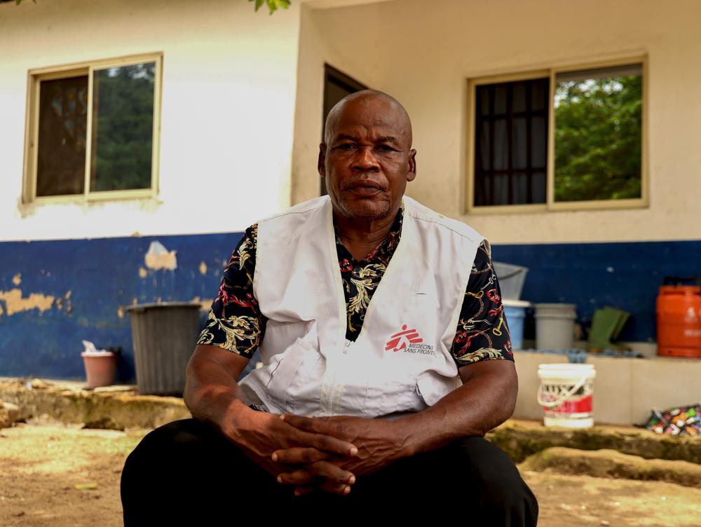 Patrick, chauffeur de MSF, est assis sous un arbre après un long trajet sur un terrain difficile. 